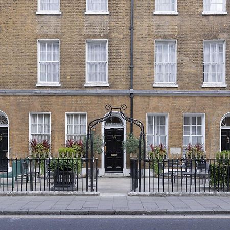 Montcalm Brewery Townhouse Hotel London Bagian luar foto The photo shows a row of three-story brick buildings, featuring a classic design with large windows and decorative ironwork. The buildings are painted in a muted yellow-brown color, typical of older urban architecture. In front of the buildings, ther
