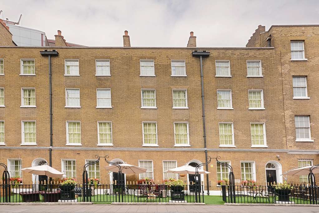 Montcalm Brewery Townhouse Hotel London Bagian luar foto The photo shows a brick building with several windows on its facade. The structure appears to be three stories tall, featuring a symmetrical design with multiple windows that have white frames. In front of the building, there is a landscaped area wit