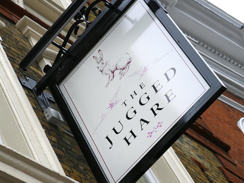 Montcalm Brewery Townhouse Hotel London Bagian luar foto The photo shows a hanging sign for a place called "The Jugged Hare." The design features an illustration of a hare, along with the name displayed prominently in bold letters. The overall aesthetic combines an elegant font with delicate floral accents